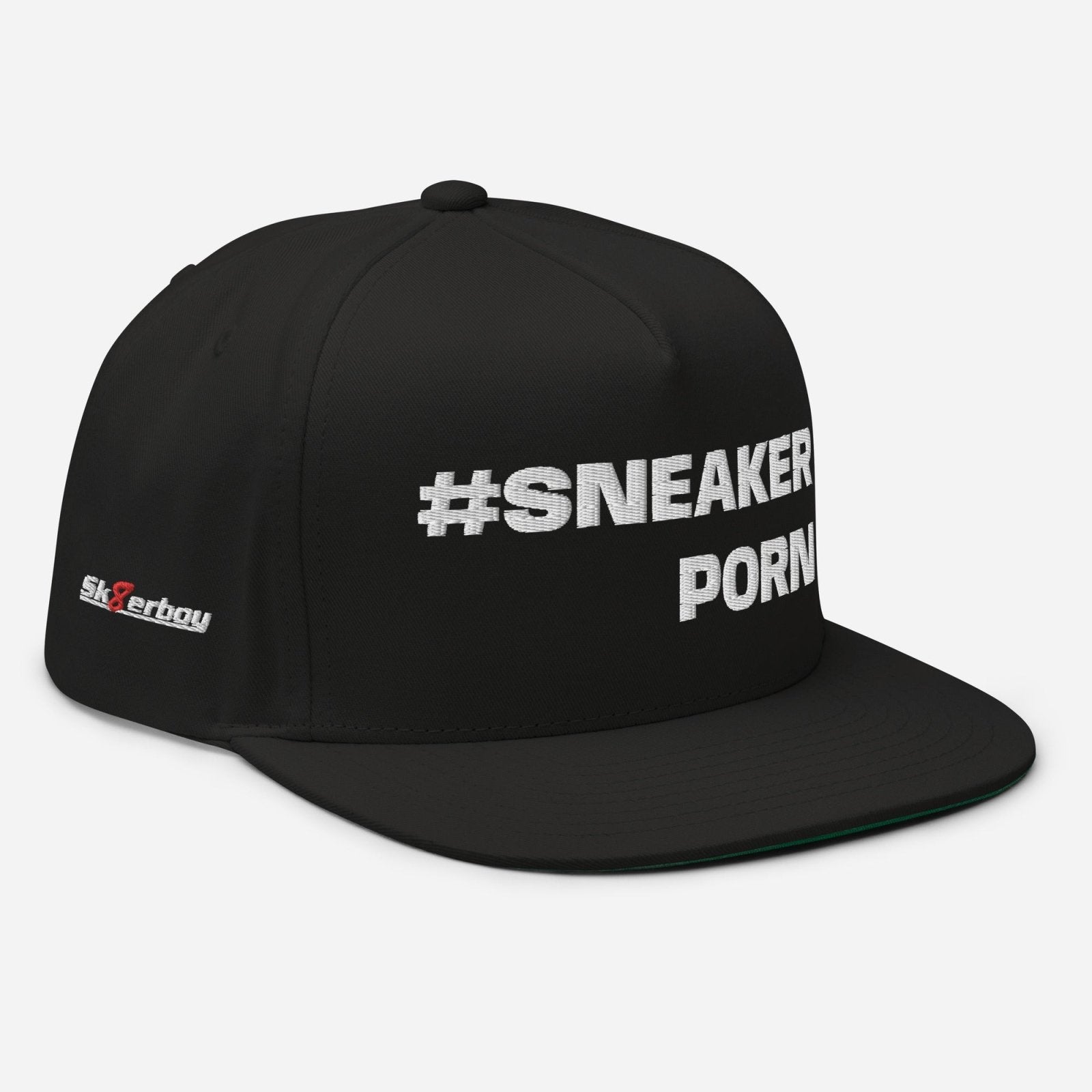 Die Sk8erboy® #SNEAKERPORN Flat Peak Cap Snapback ist eine schwarze Kappe mit weiß gesticktem #SNEAKER PORN Text auf der Vorderseite und einem kleinen Sk8erboy® Logo an der Seite.