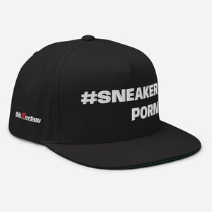 Die Sk8erboy® #SNEAKERPORN Flat Peak Cap Snapback ist eine schwarze Kappe mit weiß gesticktem #SNEAKER PORN Text auf der Vorderseite und einem kleinen Sk8erboy® Logo an der Seite.