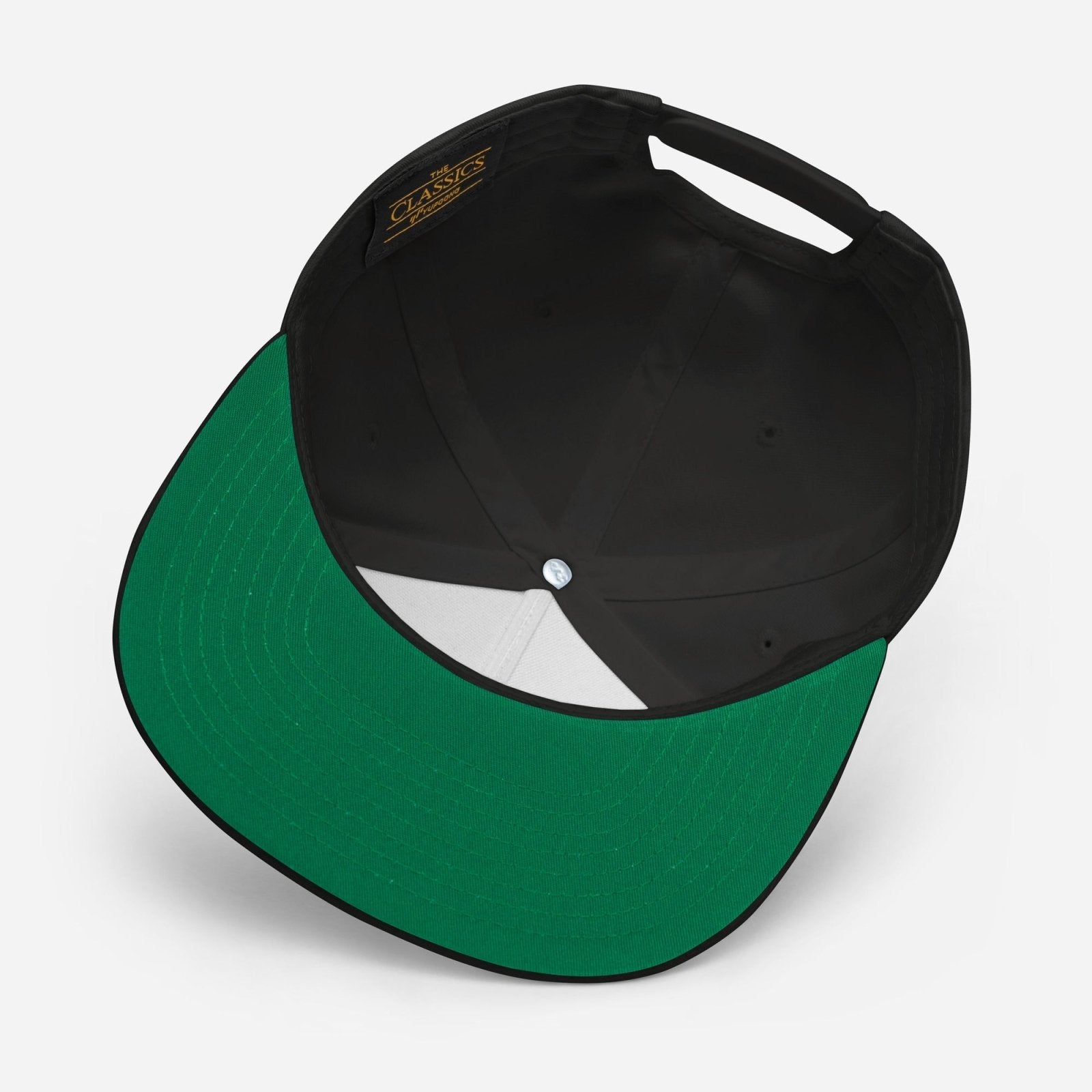 Die #SNEAKERPORN Flat Peak Cap Snapback von Sk8erboy® ist schwarz und wird von unten gezeigt, um die grüne Unterkrempe und das goldfarbene Innenfutter am Innenband zu zeigen.
