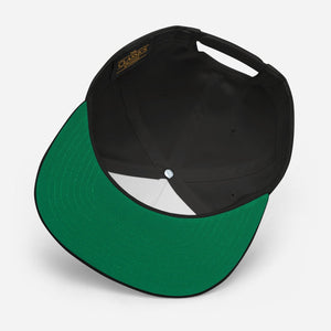 Die #SNEAKERPORN Flat Peak Cap Snapback von Sk8erboy® ist schwarz und wird von unten gezeigt, um die grüne Unterkrempe und das goldfarbene Innenfutter am Innenband zu zeigen.