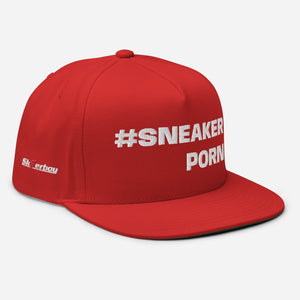 Die #SNEAKERPORN Flat Peak Cap Snapback von Sk8erboy® zeigt einen auffälligen weißen Schriftzug auf leuchtendem Rot mit einem kleinen Seitenlogo - perfekt für Streetwear-Fans.