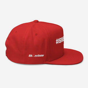 Ein rotes #SNEAKERPORN Flat Peak Cap Snapback von Sk8erboy® mit weißem gesticktem Text auf der Vorderseite und dem Sk8erboy®-Logo in Weiß und Rot an der Seite, von der linken Seite aus gesehen vor einem schlichten hellen Hintergrund.