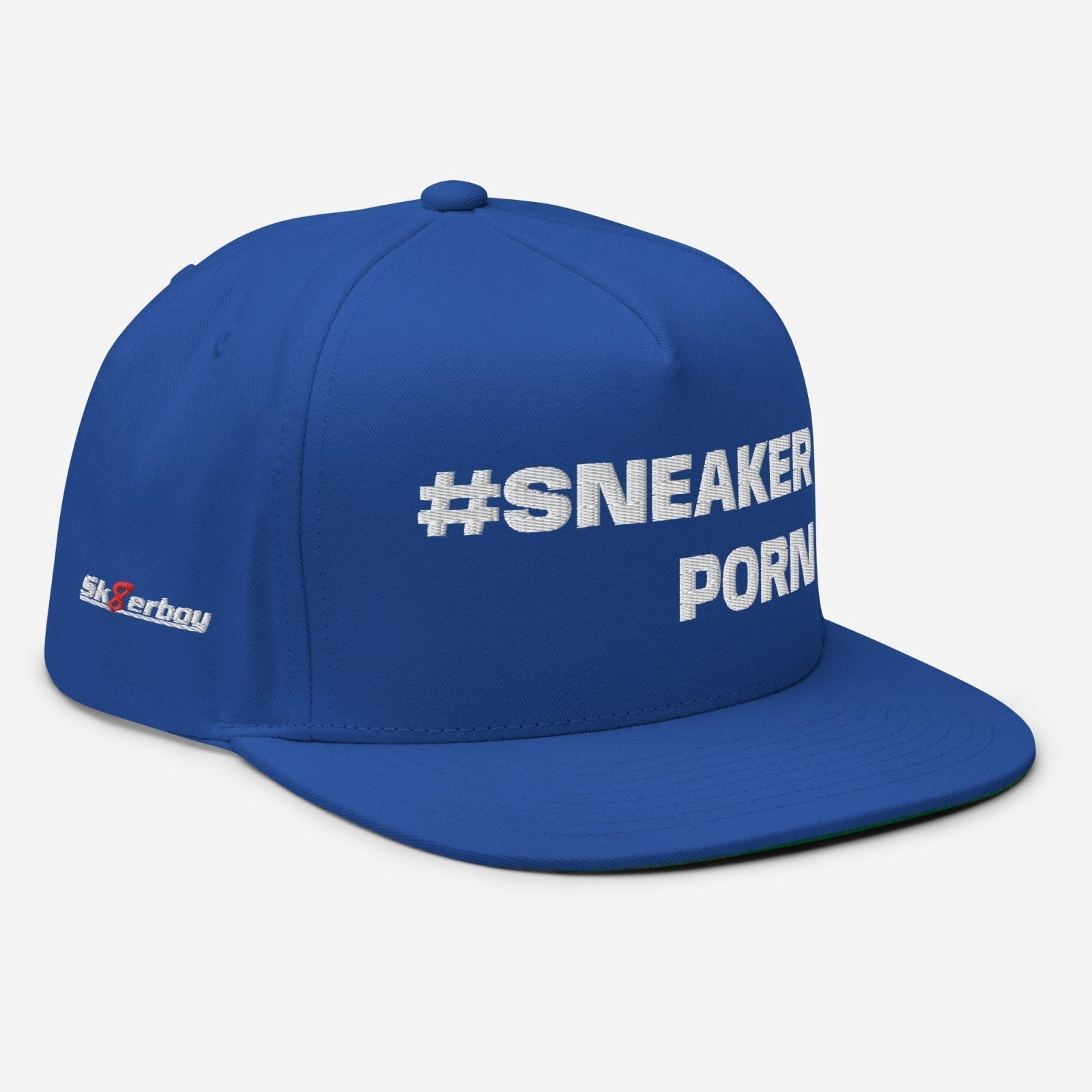 Die Sk8erboy® #SNEAKERPORN Flat Peak Cap Snapback ist königsblau mit weißem gesticktem #SNEAKER PORN Text auf der Vorderseite und einem kleinen roten und weißen Sk8erboy® Logo an der Seite.