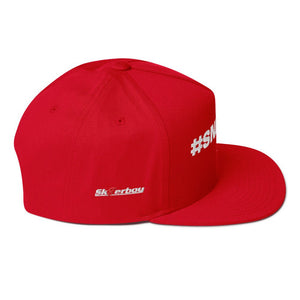 Die #SNEAKERPORN Flat Peak Cap Snapback von Sk8erboy® ist leuchtend rot mit weiß gesticktem #SM auf der Vorderseite und sk8erboi Text an der Seite. Es hat eine flache Krempe und ist von der Seite auf weißem Hintergrund zu sehen.