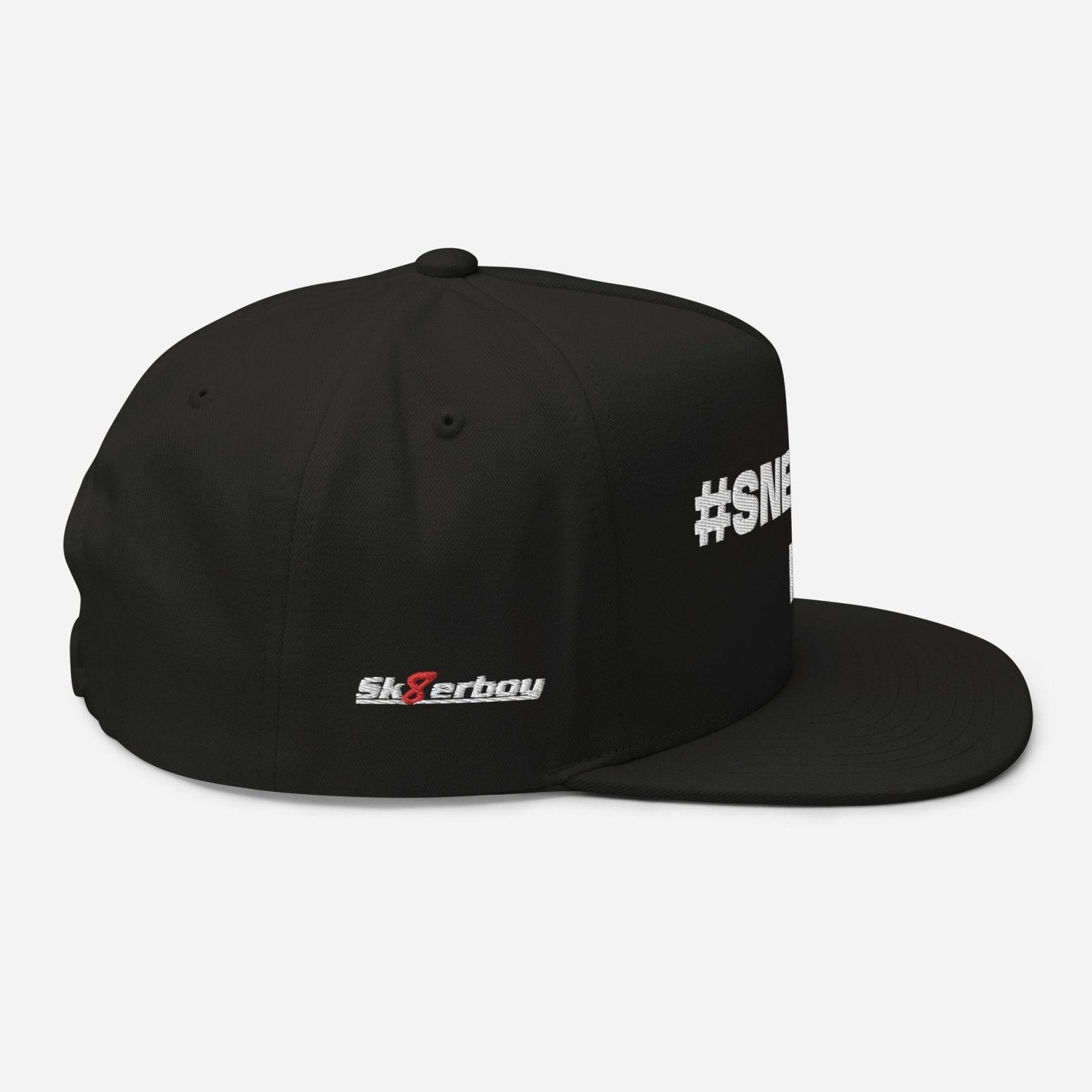 Die Sk8erboy® #SNEAKERPORN Flat Peak Cap Snapback ist schwarz mit dem weiß-roten Sk8erboy-Logo an der Seite und einem teilweise weißen #SNEAKERPORN-Hashtag auf der Vorderseite, der vor einem schlichten weißen Hintergrund zu sehen ist.