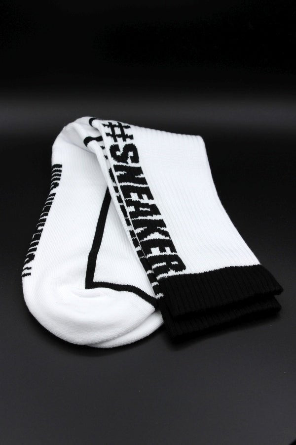 Die #SNEAKERPORN Socken schwarz von Sk8erboy® haben einen auffälligen weißen #SNEAKER-Print an der Seite und schlichte schwarze Zehen, Fersen und Bündchen - perfekt für echte Sneakerporn-Vibes in einem auffälligen schwarzen Design.