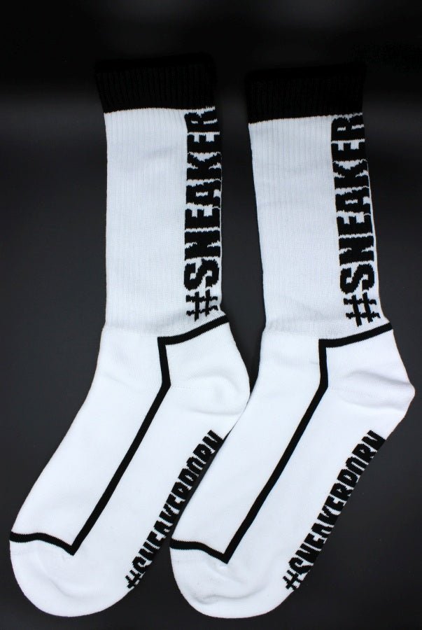 Sk8erboy® #SNEAKERPORN Socken schwarz: Schwarze Crew-Socken mit weißen Akzenten und vertikalem #SNEAKERPORN-Schriftzug-perfekt für Sneakerfans, stilvoll präsentiert auf schwarzem Hintergrund.