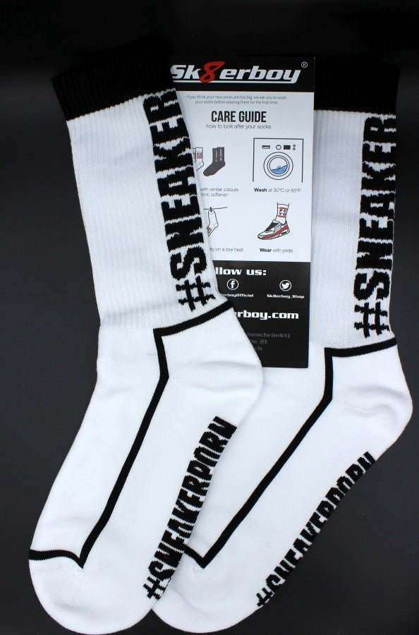 Die Sk8erboy® #SNEAKERPORN Socken schwarz haben einen schwarzen Rand und den fetten #SNEAKERBOY Text. Diese Socken sind perfekt für Fans und werden mit einer Verpackung geliefert, auf der oben Pflegehinweise zu finden sind.